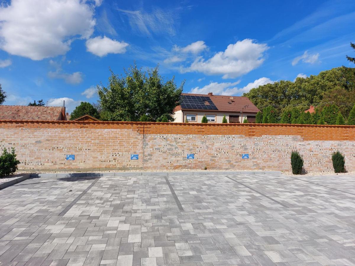 Linden Apartman 107 Glamour (Adults Only) Mosonmagyarovar Exterior photo